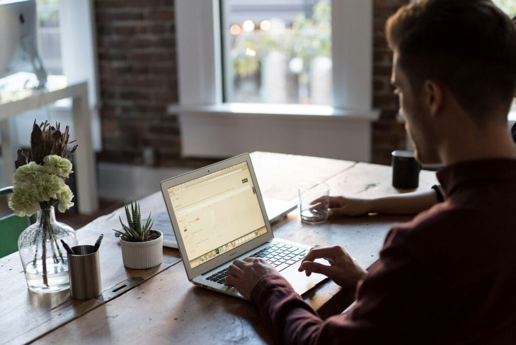 Ejecutivo trabajando con documentos confidenciales protegidos con Microsoft Purview Information Protection