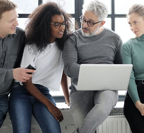 Equipo de CosmoHosting colaborando en el desarrollo de soluciones tecnológicas innovadoras para la nube
